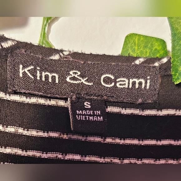 Kin & Cami- Black Short Sleeve - Picture 3 of 3